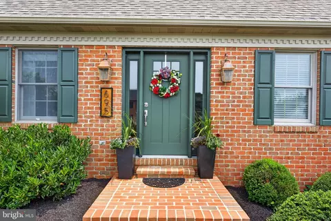 Entry Way - 695 Sue Dr, Lititz, PA 17543 photo 1 of 5