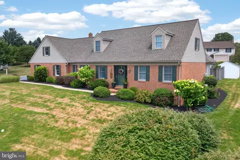 Exterior - 695 Sue Dr, Lititz, PA 17543 photo 3 of 16
