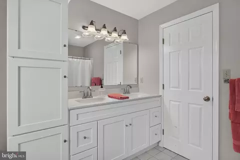 Bath - 695 Sue Dr, Lititz, PA 17543 photo 3 of 6
