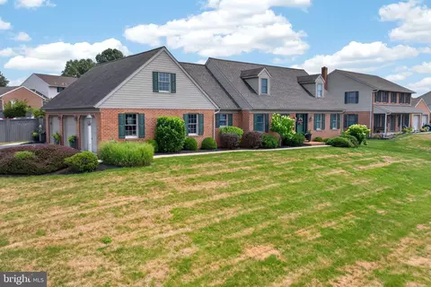 Exterior - 695 Sue Dr, Lititz, PA 17543 photo 4 of 16