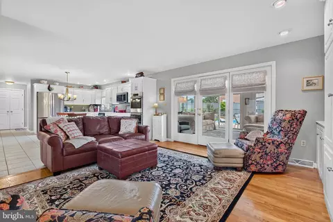 Living - 695 Sue Dr, Lititz, PA 17543 photo 2 of 4