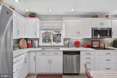 Kitchen - 695 Sue Dr, Lititz, PA 17543 photo 2 of 4