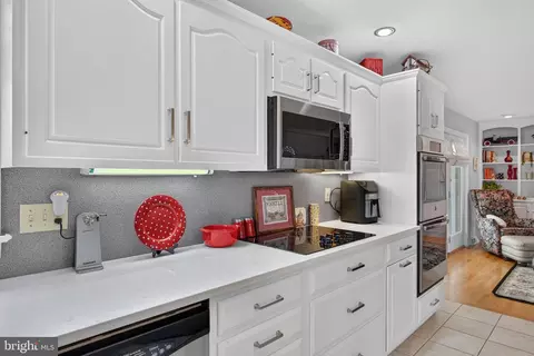 Kitchen - 695 Sue Dr, Lititz, PA 17543 photo 4 of 4