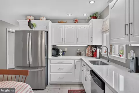 Kitchen - 695 Sue Dr, Lititz, PA 17543 photo 3 of 4