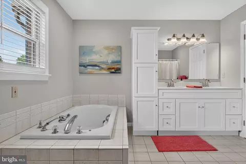 Bath - 695 Sue Dr, Lititz, PA 17543 photo 2 of 6