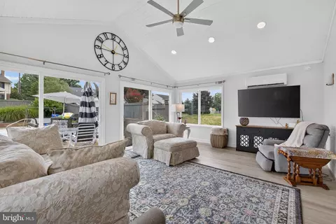 Living - 695 Sue Dr, Lititz, PA 17543 photo 4 of 4