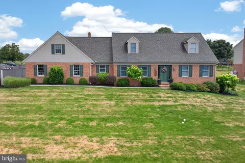 Exterior - 695 Sue Dr, Lititz, PA 17543 photo 2 of 16