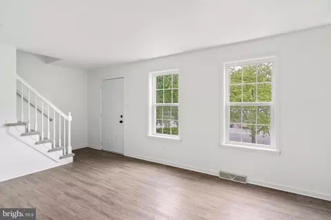 Living - 10 Pennwick Dr, Lititz, PA 17543 photo 2 of 2