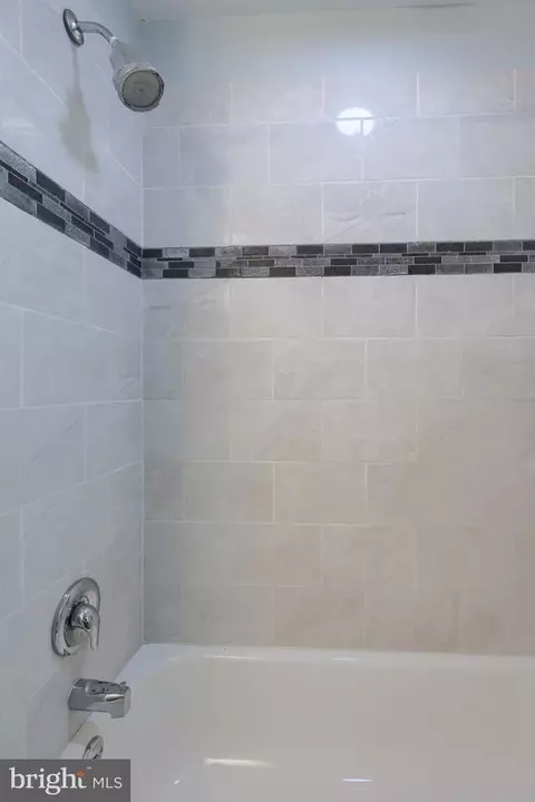 Bath - 116 Oxford Dr, Lititz, PA 17543 photo 2 of 3