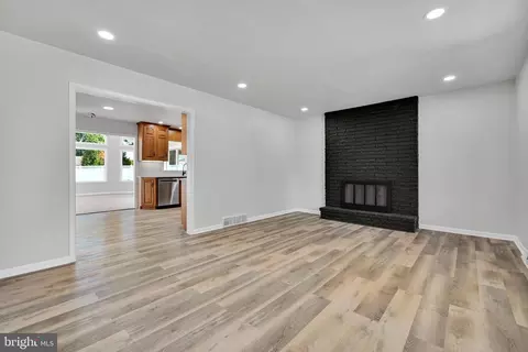 Living - 143 S Oak St, Lititz, PA 17543 photo 2 of 5