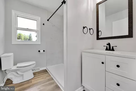 Bath - 143 S Oak St, Lititz, PA 17543 photo 1 of 1