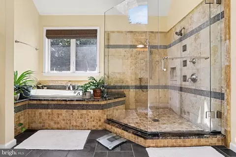 Bath - 519 Colonial Crescent Dr, Lititz, PA 17543 photo 2 of 3