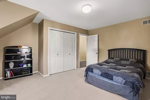 Bedroom - 519 Colonial Crescent Dr, Lititz, PA 17543 photo 6 of 8
