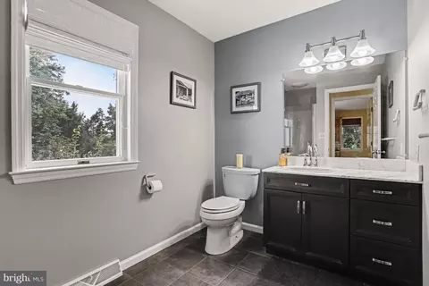 Bath - 519 Colonial Crescent Dr, Lititz, PA 17543 photo 3 of 3