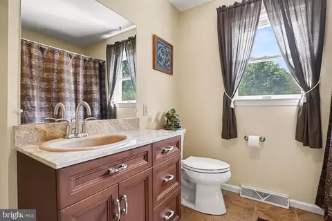 Bath - 519 Colonial Crescent Dr, Lititz, PA 17543 photo 1 of 3