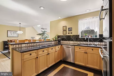 Kitchen - 519 Colonial Crescent Dr, Lititz, PA 17543 photo 2 of 3