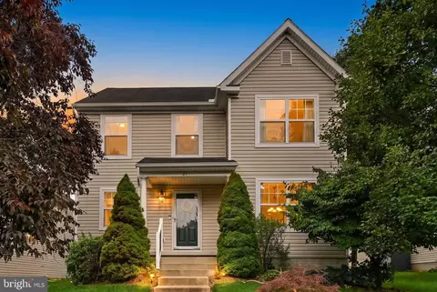 21 Honeysuckle Dr, Marietta, PA 17547