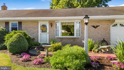Exterior - 723 Penn Ave, Lititz, PA 17543 photo 3 of 8