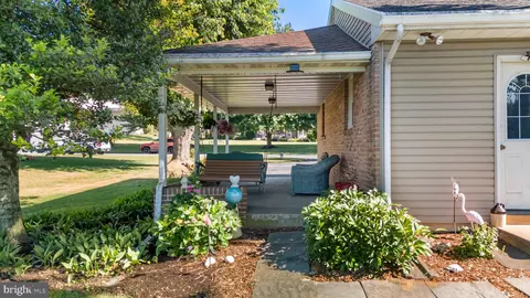 Exterior - 723 Penn Ave, Lititz, PA 17543 photo 6 of 8