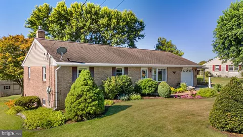 Exterior - 723 Penn Ave, Lititz, PA 17543 photo 2 of 8