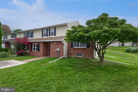 Exterior - 455 Crosswinds Dr, Lititz, PA 17543 photo 2 of 5