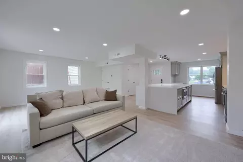 Living - 455 Crosswinds Dr, Lititz, PA 17543 photo 2 of 8