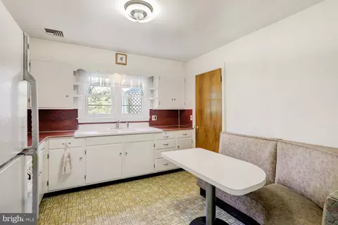 Kitchen - 149 Owl Hill Rd, Lititz, PA 17543 photo 2 of 4