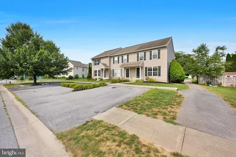 Exterior - 2966 Aster Ln, Lititz, PA 17543 photo 4 of 7