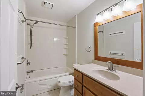 Bath - 22 Pennwick Dr, Lititz, PA 17543 photo 1 of 2