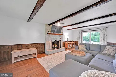 Living - 843 Douglas Dr, Lititz, PA 17543 photo 2 of 2
