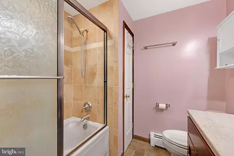 Bath - 843 Douglas Dr, Lititz, PA 17543 photo 4 of 4
