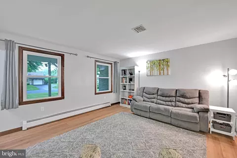 Living - 843 Douglas Dr, Lititz, PA 17543 photo 1 of 2