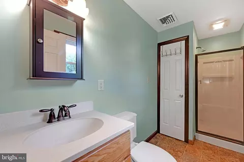 Bath - 843 Douglas Dr, Lititz, PA 17543 photo 2 of 4