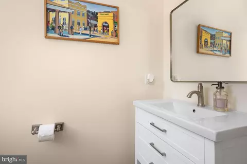 Bath - 3015 Weaver Rd, Lititz, PA 17543 photo 3 of 3