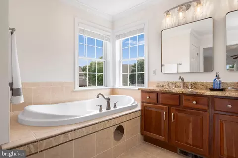 Bath - 3015 Weaver Rd, Lititz, PA 17543 photo 2 of 3
