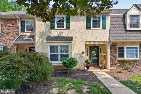 129 Oak Knoll Cir, Millersville, PA 17551