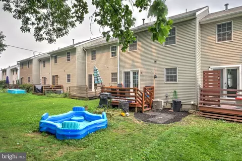 Exterior - 433 Crosswinds Dr, Lititz, PA 17543 photo 7 of 8