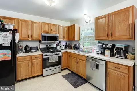 Kitchen - 433 Crosswinds Dr, Lititz, PA 17543 photo 2 of 2