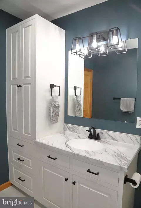 Bath - 62 Stevens Rd, Stevens, PA 17578 photo 5 of 8