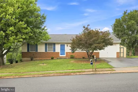4 Barnhill Rd, Denver, PA 17517