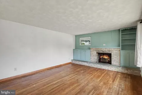 Living - 809 Sentz Dr, Mount Joy, PA 17552 photo 3 of 3
