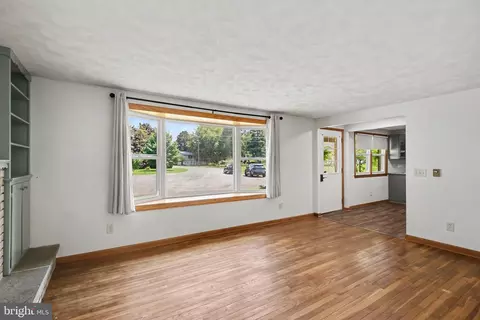 Living - 809 Sentz Dr, Mount Joy, PA 17552 photo 1 of 3