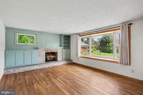 Living - 809 Sentz Dr, Mount Joy, PA 17552 photo 2 of 3