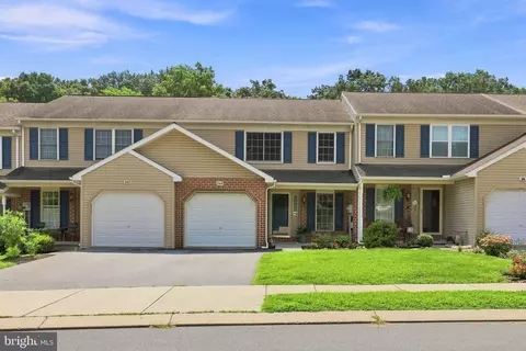 Exterior - 344 Crosswinds Dr, Lititz, PA 17543 photo 3 of 6