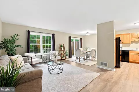 Living - 344 Crosswinds Dr, Lititz, PA 17543 photo 2 of 3