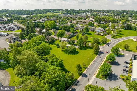 601 E Main St, Lititz, PA 17543 photo 6