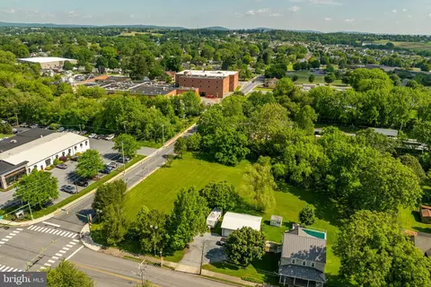 601 E Main St, Lititz, PA 17543 photo 3