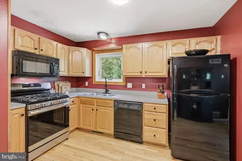 Kitchen - 235 Owl Hill Rd, Lititz, PA 17543 photo 2 of 2