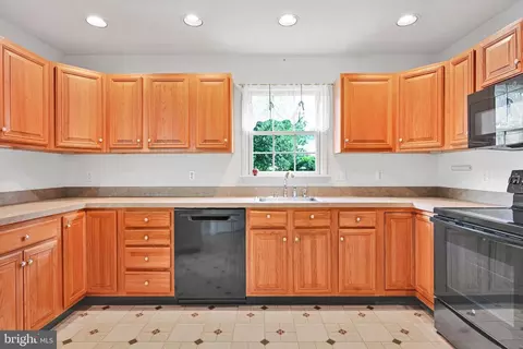 Kitchen - 8 Barbara Ln, Lititz, PA 17543 photo 2 of 2