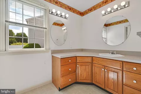 Bath - 8 Barbara Ln, Lititz, PA 17543 photo 1 of 3